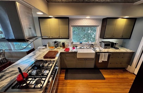 Old Southeast Cottage | Cozy 3BR Double Gallery Bayfront Cottage in Magical Old SE St. Petersburg