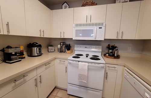 Vanderbilt Beach House | Cozy and spacious 3/2 condo. Family friendly. 3 Mins to the beach. Dog friendly