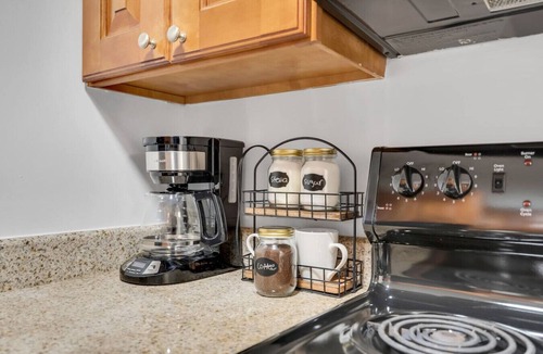 SoHo Apartment | Cozy Bayshore Retreat With Resort Style Pool, Gym and Free Parking in Tampa!