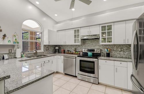 Naples Park House | Cozy Beach House - 5 minutes from Vanderbilt Beach