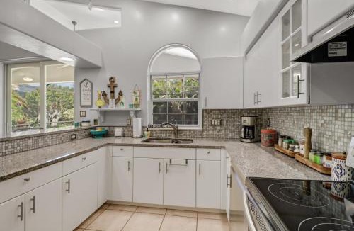 Naples Park House | Cozy Beach House - 5 minutes from Vanderbilt Beach