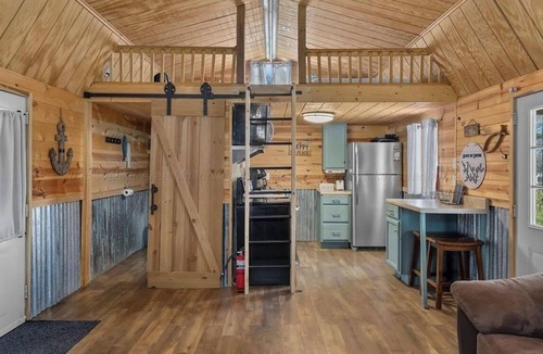 Crane Hill Cabin | Cozy cabin in beautiful Crane Hill with AC. Steps to Lewis Smith Lake.