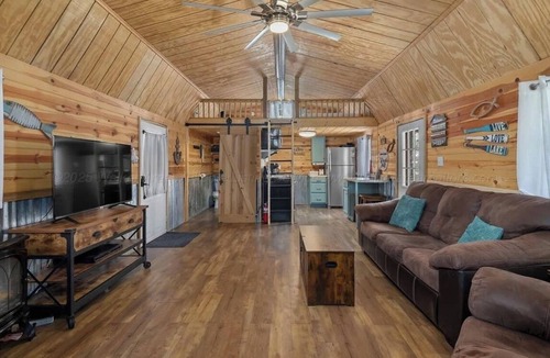 Crane Hill Cabin | Cozy cabin in beautiful Crane Hill with AC. Steps to Lewis Smith Lake.