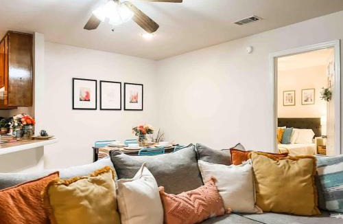 Tallahassee House | Cozy Canopy Cottage tucked away - East Tallahassee