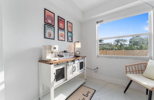 Miami Springs Apartment | Cozy, Centric, Private & Spacious 1/1 Guest House w/AC & WiFi in Miami Springs