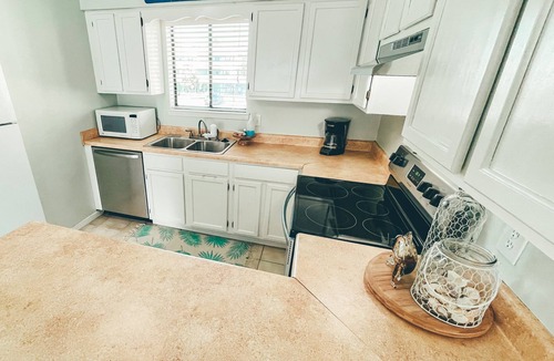 Orange Beach House | Cozy & Clean condo on Wolf Bay in Orange Beach. Beautiful Sunsets on the Pier.