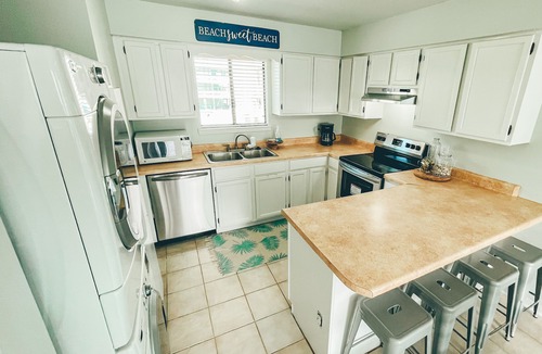 Orange Beach House | Cozy & Clean condo on Wolf Bay in Orange Beach. Beautiful Sunsets on the Pier.