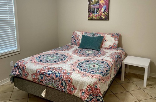 Pensacola House | Cozy, Comfortable & Clean Cottage PERFECT for NAS Families & Beach Goers