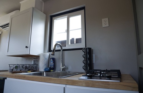 Athens Apartment | Cozy Container Home Retreat: A Stylish Haven for Urban Explorers