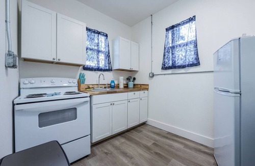 South Pensacola Cottage | Cozy & Convenient Cottage