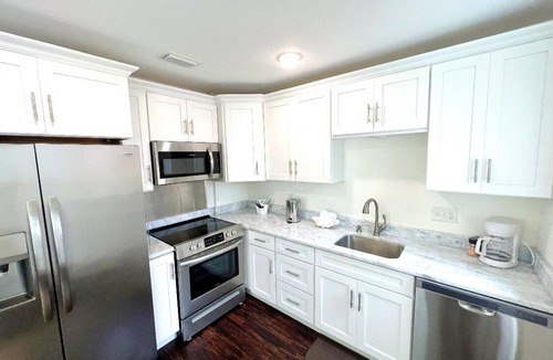 Navy Point Cottage | Cozy Cottage/One Block Away FromWater!