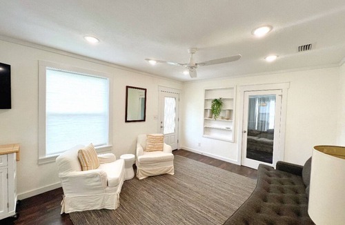 Navy Point Cottage | Cozy Cottage/One Block Away FromWater!
