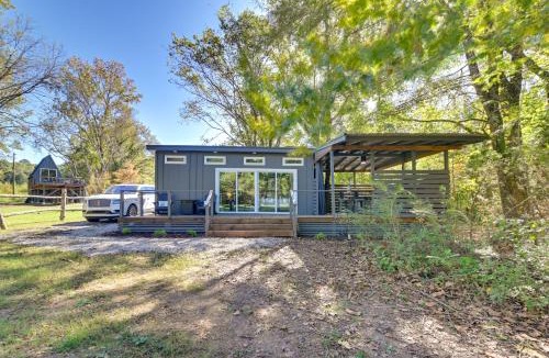 Cherokee Apartment | Cozy Couples Retreat on Pickwick Lake with Hot Tub