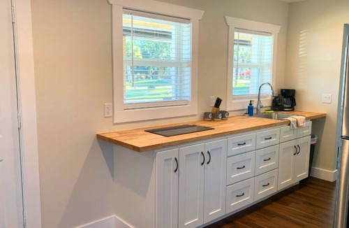 Crescent City Cottage | Cozy Deluxe Cottage with Lake Views in tranquil Crescent City