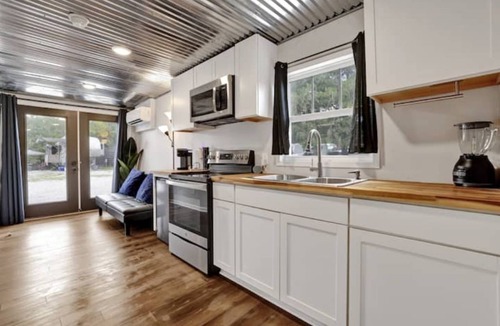 Athens Cottage | Cozy Electric Blue Cargo Cottage - Lot 25