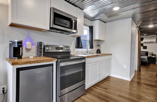 Athens Cottage | Cozy Electric Blue Cargo Cottage - Lot 25