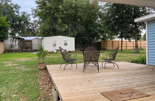 Fairhope Cottage | Cozy Fairhope Cottage – Walk to Fly Creek Marina and Sunset Point Restaurant!