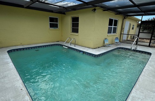 Palm Terrace Gardens House | Cozy Gulf Coast Getaway 3 BR 2 BA house in charming Port Richey with WiFi, AC.