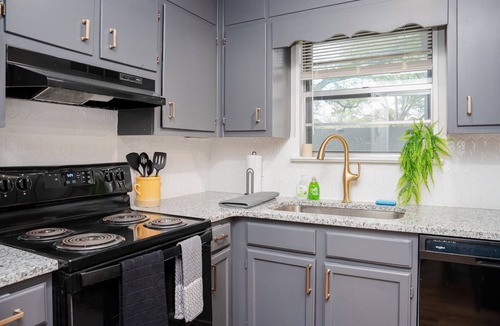 Alabaster House | Cozy Home, Perfect for Families! 3 Bedroom with fenced yard/garage storage