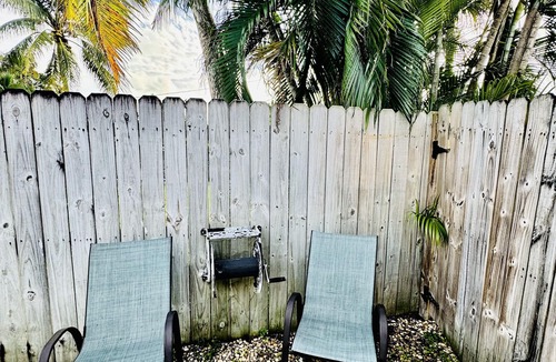 Royal Poinciana House | Cozy Home - Queen Size Bed