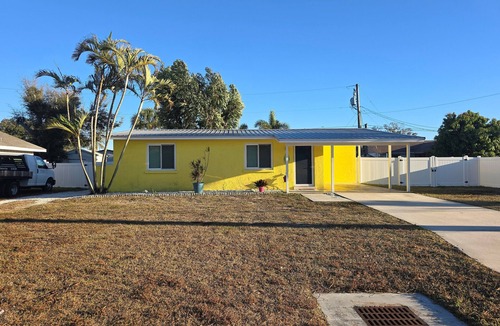 South Venice House | Cozy home with private lanai & patio. Parking for boat & camper w elec & h20!