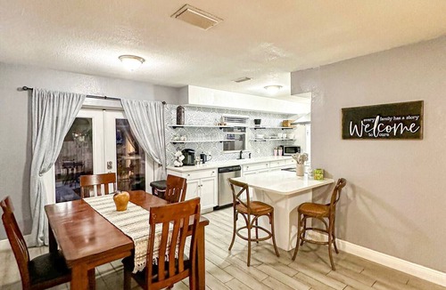 Carver City - Lincoln Gardens House | Cozy House by Tampa Int Airport, Beaches & Malls