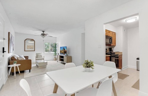 SoHo Apartment | Cozy King Bayfront Suite | Pool, Gym & Parking