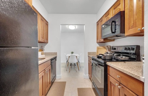 SoHo Apartment | Cozy King Bayfront Suite | Pool, Gym & Parking