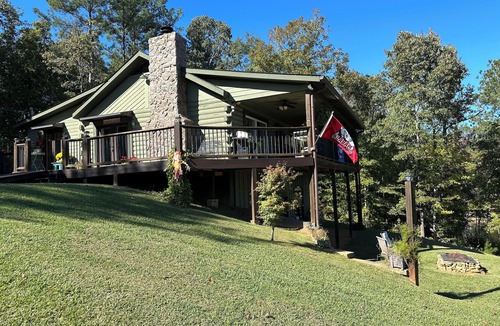 Lineville House | Cozy Lake Wedowee Home with Private Dock, 2 slips and 100 ft of lake frontage