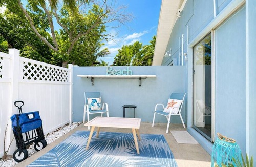 Sarasota Cottage | Cozy Lido Key Bungalow by Pool & Beach