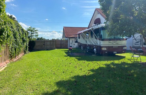 Ludlam Other | Cozy Motorhome with Free Parking & Private Entrance