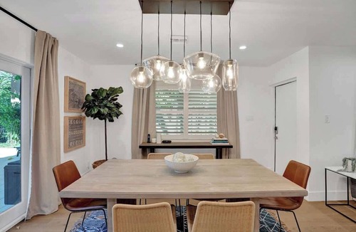 Lake Ridge Apartment | Cozy Oasis for 2 w/Insta-worthy Tropical Pool*