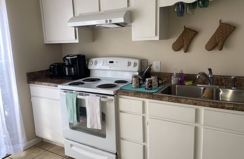 Glen Iris Condo | Cozy/peaceful condo that’s centrally-located & only minutes to many attractions.