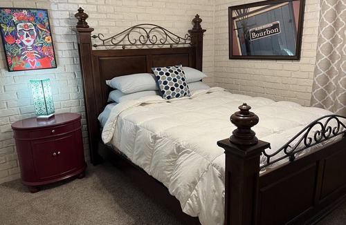 Beauregard Town Historic District Apartment | Cozy Place Downtown by the River Center minutes to LSU. Free Parking/Wifi