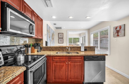 Southwest Coconut Grove House | Cozy Renovated Key West 2/1 Cottage in Coco Grove
