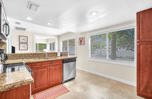 Southwest Coconut Grove House | Cozy Renovated Key West 2/1 Cottage in Coco Grove