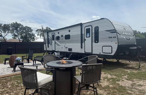 Spring Hill House | Cozy RV Retreat with Private Hot Tub and Fenced Yard