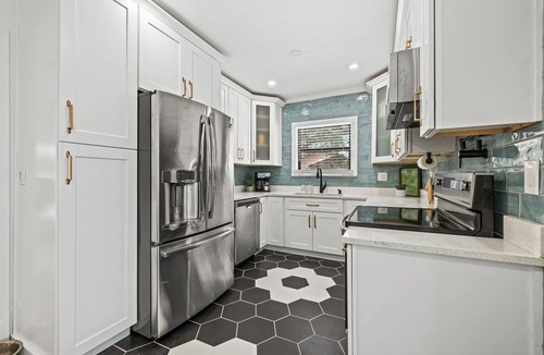 Sun Bay South House | Cozy Spa Home blocks away from Bayshore, Dining, in a beatiful nieghborhood.