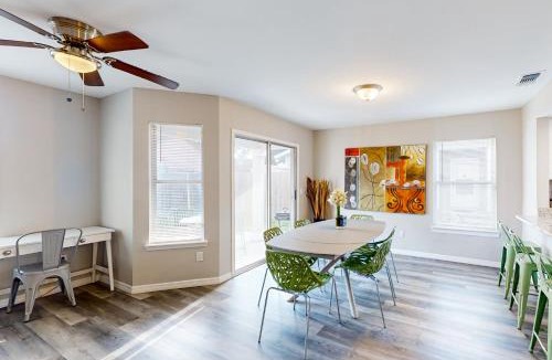 Arlington House | Cozy Spacious Home with Private Backyard and Patio, near shopping