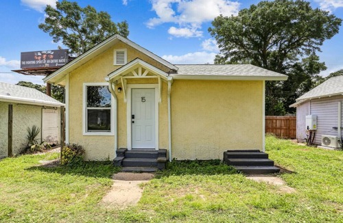 South Pensacola Cottage | Cozy Studio Retreat Near Downtown Pensacola
