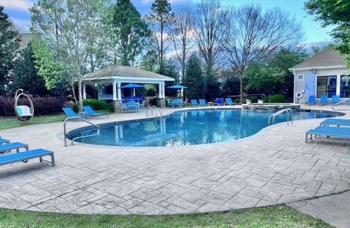 Madison Apartment | Cozy-King 1-bedroom w/pool & gym