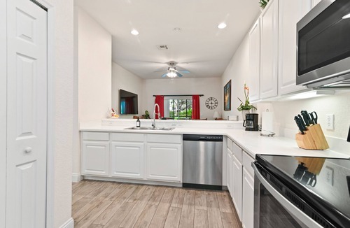 Hillcrest Estates Villa | Cristina's Tropical Villa/Just Minutes to Disney!