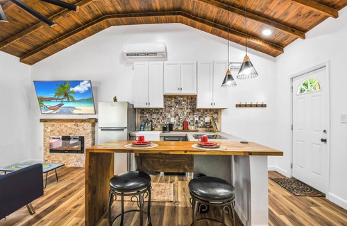St. Cloud Cottage | Cute Farm 1 Cozy 2-bedroom cottage in lovely St. Cloud with AC