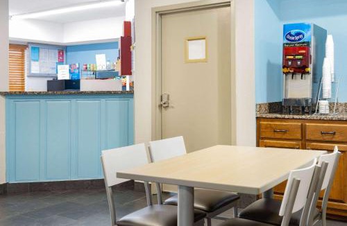 Hamilton Hotel | Days Inn by Wyndham Hamilton