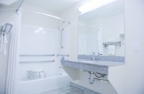 Athens Hotel | Days Inn & Suites by Wyndham Athens Alabama