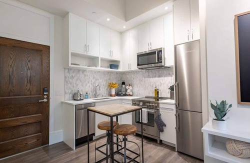 Downtown Apartment | Deja Blue Direct Street Access Condo