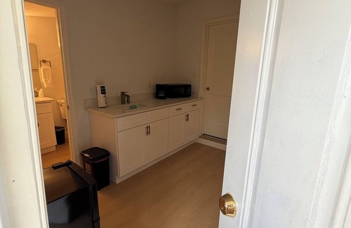 Pinecrest West Park Apartment | Delightful 1-bedroom studio with AC in vibrant Tampa