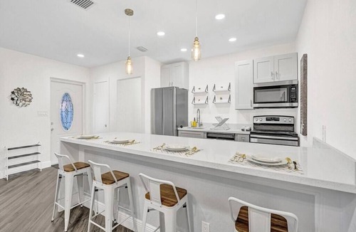 Central Fort Lauderdale House | Deluxe Haven: Modern Elegance & Comfort, Beach