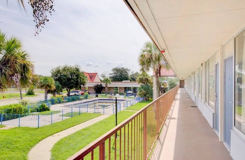 Haines City Apartment | Deluxe Queen Bed | Dundee