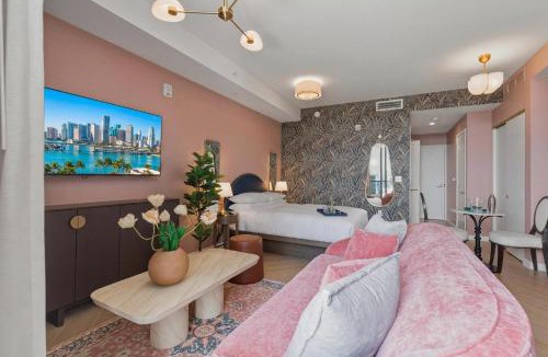 Wynwood Art District Apartment | Designer Studio with Balcony Walk to Restaurants Art Nightlife